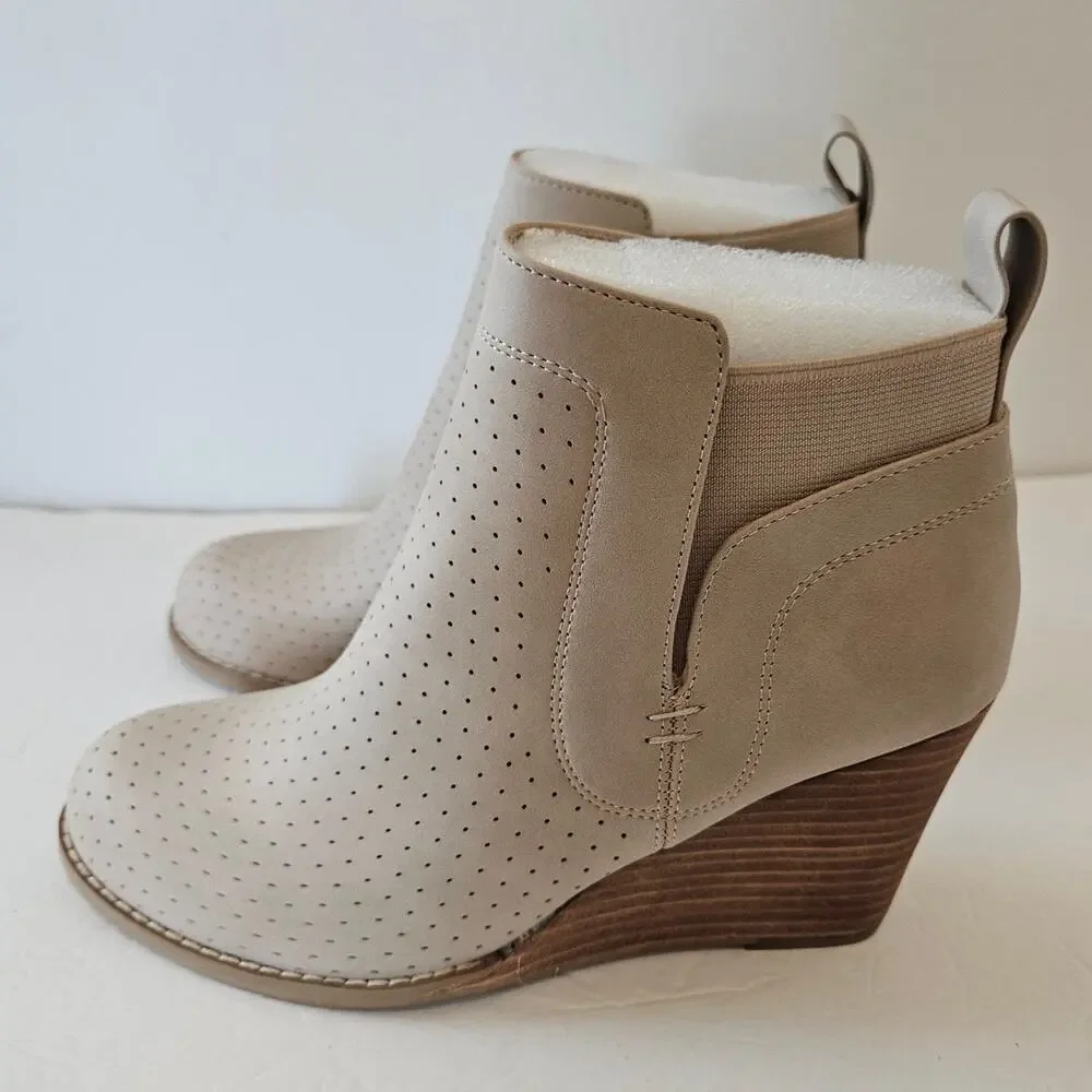 DV by Dolce Vita Gerdy Bootie Beige Ankle Wedge Heel Women's 6 Boho Chic Casual‎